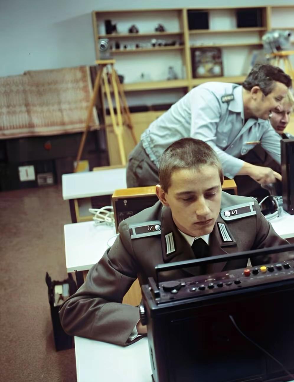 请优先考虑，优先考虑你的人；请优先在乎，优先在乎你的人；去喜欢，能让你感受到爱意