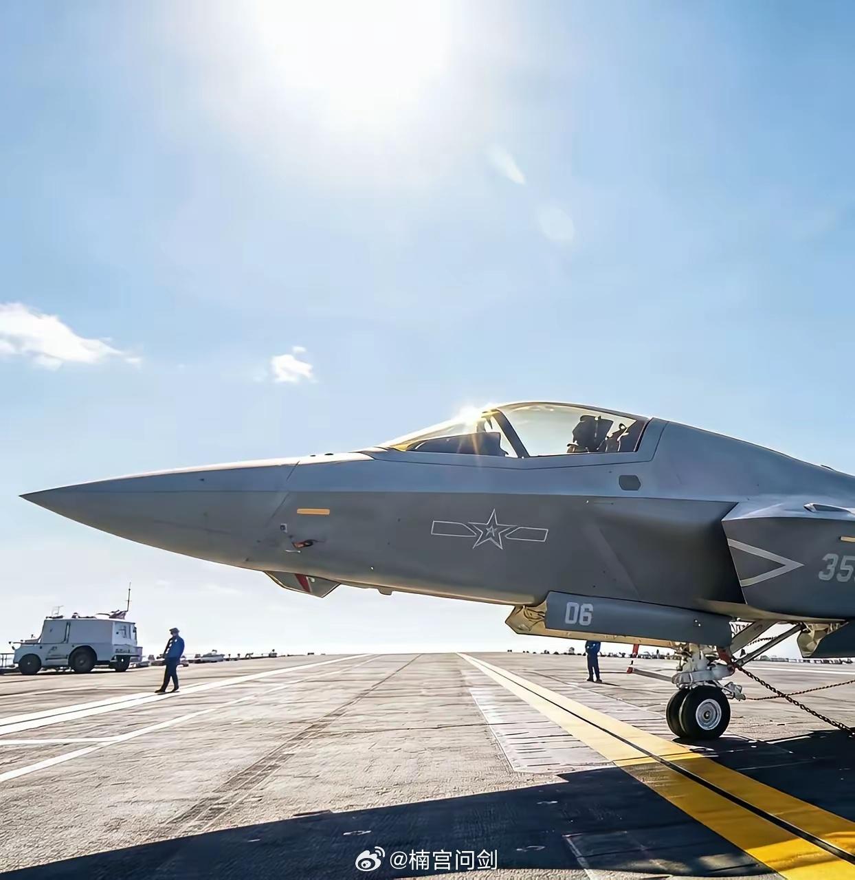 机号3506的歼三五舰载战斗机，被系留固定在福建舰的飞行甲板上，还是一样的无敌颜