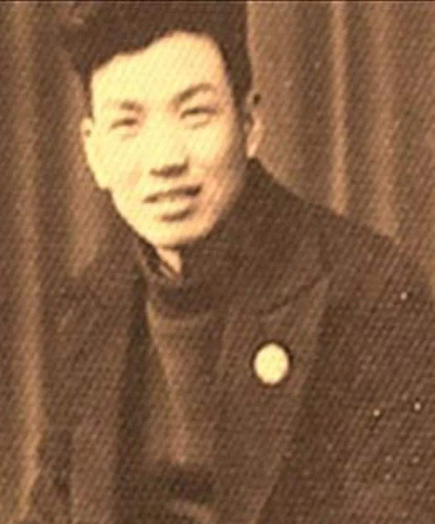 1947年，汪戈被特务秘密逮捕，抓进了刑讯室，敌人正准备对他刑讯逼供时，突然，刑