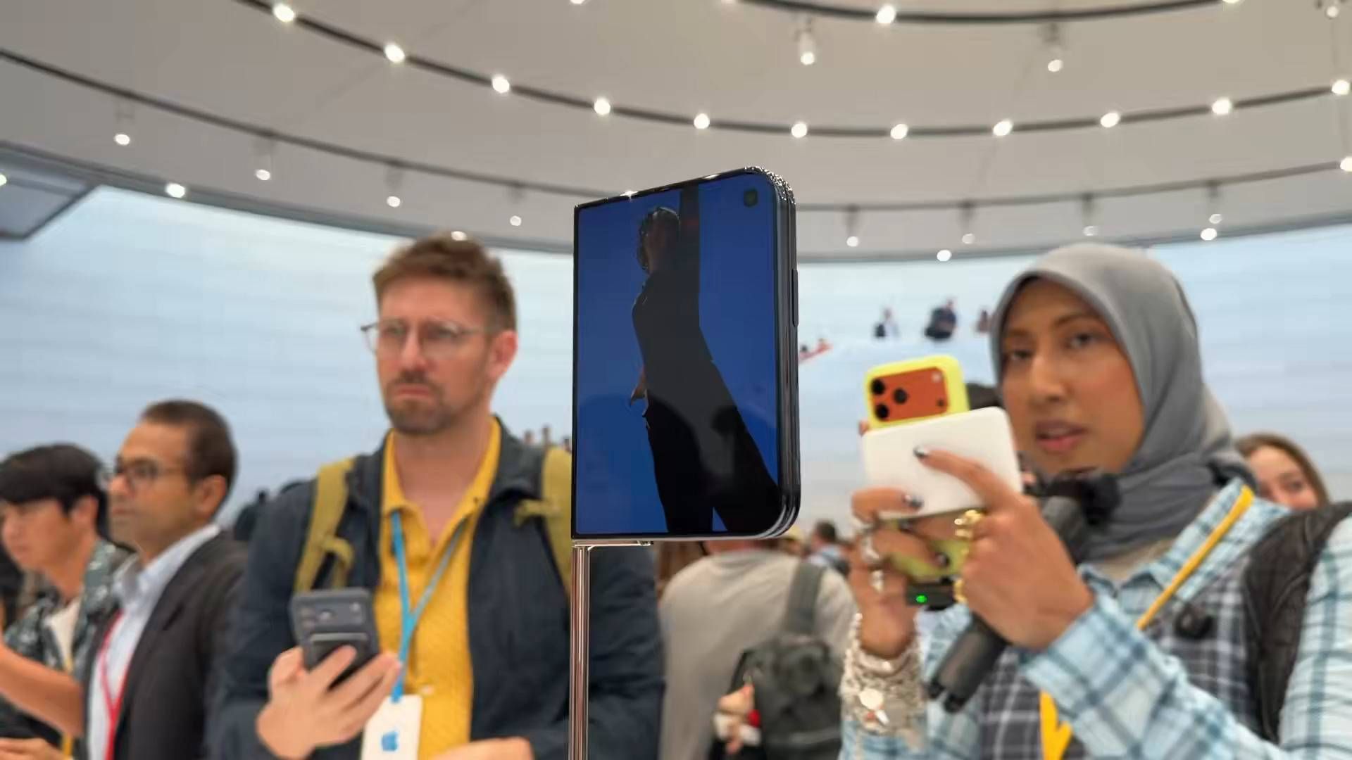 9月10日，iPhone Duo 正式发布：售价 15999 元起步』256GB —— 15999 