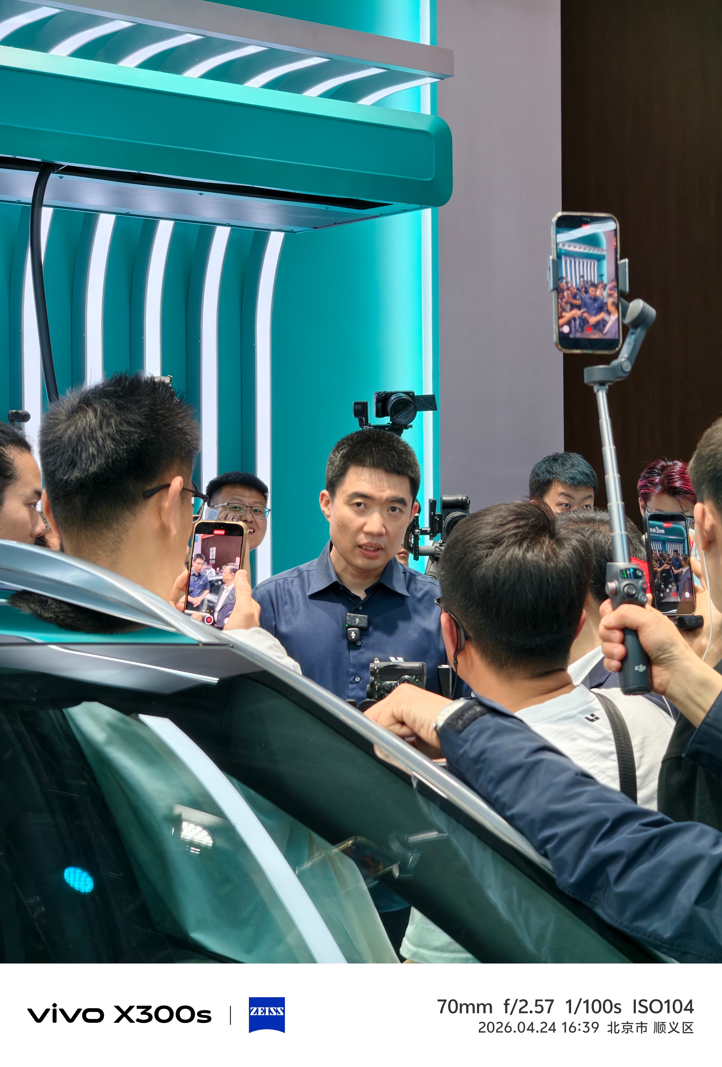 北京车展 今天不仅雷总来比亚迪展台了，比亚迪排面拉满，李想也来了，看的比亚迪闪充