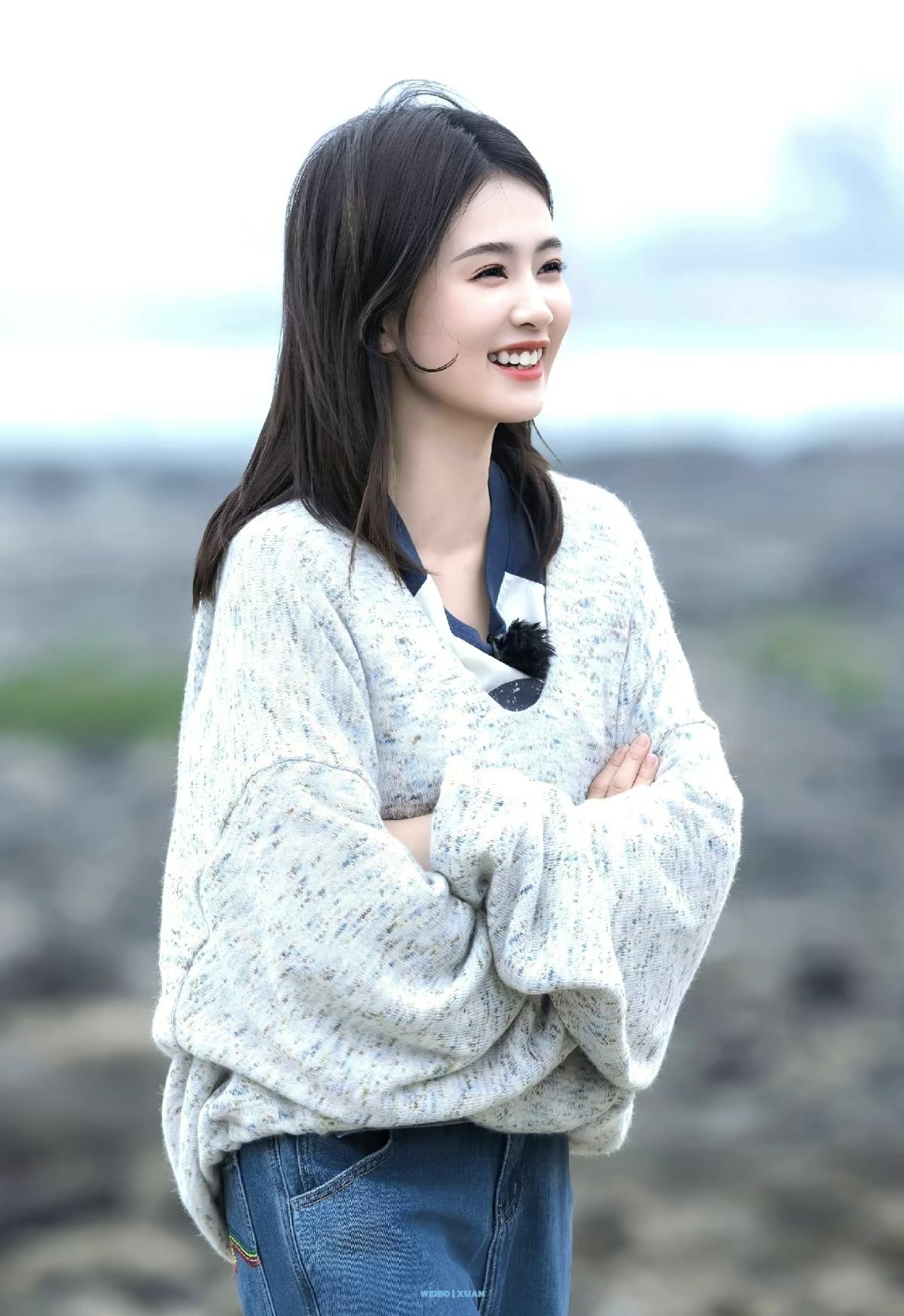 白鹿的海边笑容，是海风都忍不住放慢脚步的温柔[比心]白鹿的松弛感，是刻在骨子里的