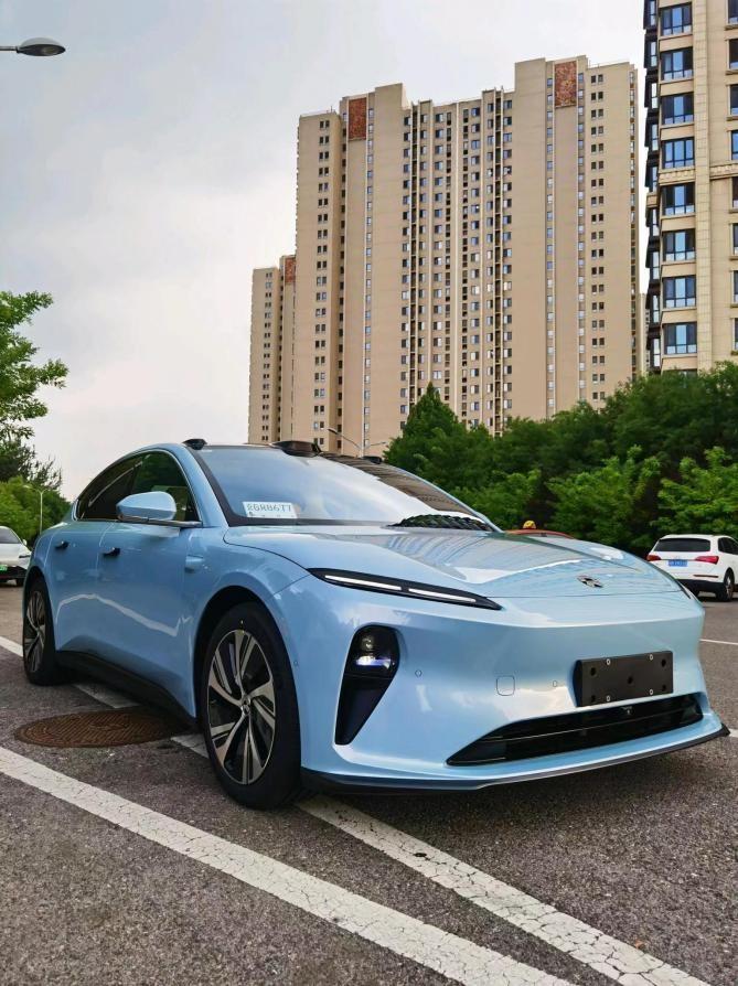 8月蔚来交付1.93万辆，虽然看似没跟7月一样破2万，但这可是在8月十多家价格战