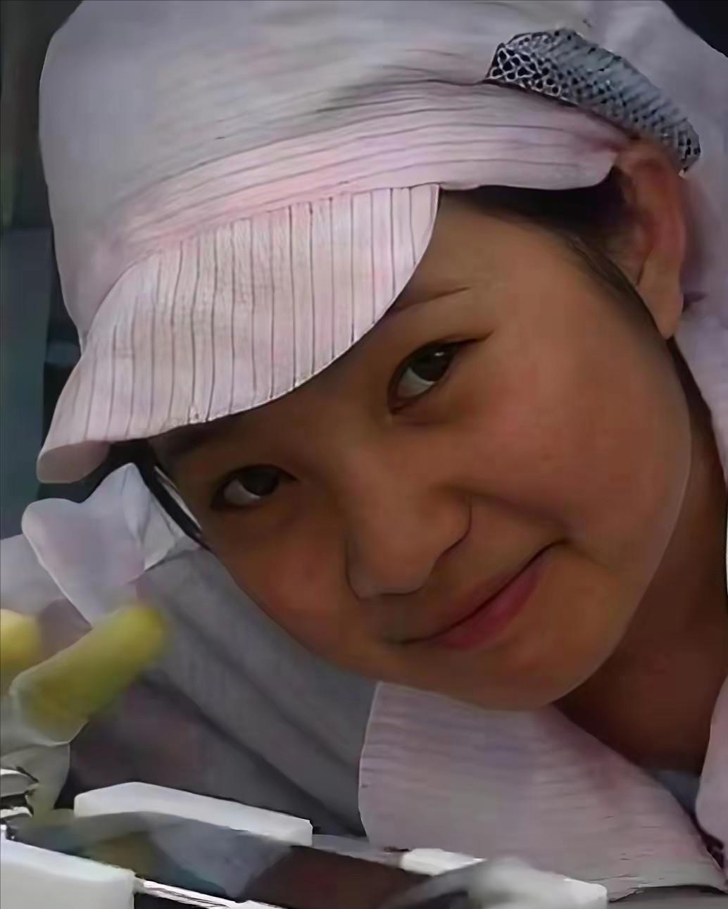 [惊喜]2008年，有个妹子在富士康干活。她闲着没事用没做完的苹果手机拍照，拍完