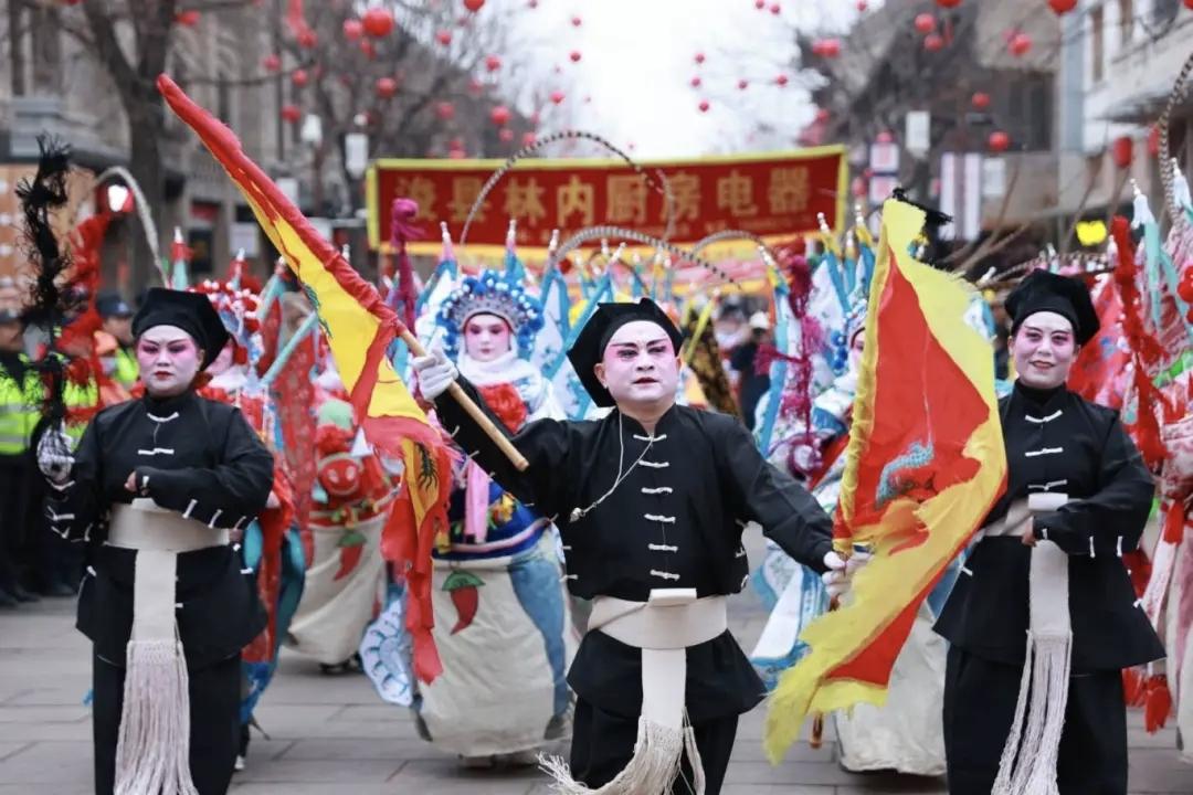 第一支上山的是大伾山脚下的东关村社火表演队。浚县民间社火列入国家级非物质文化遗产