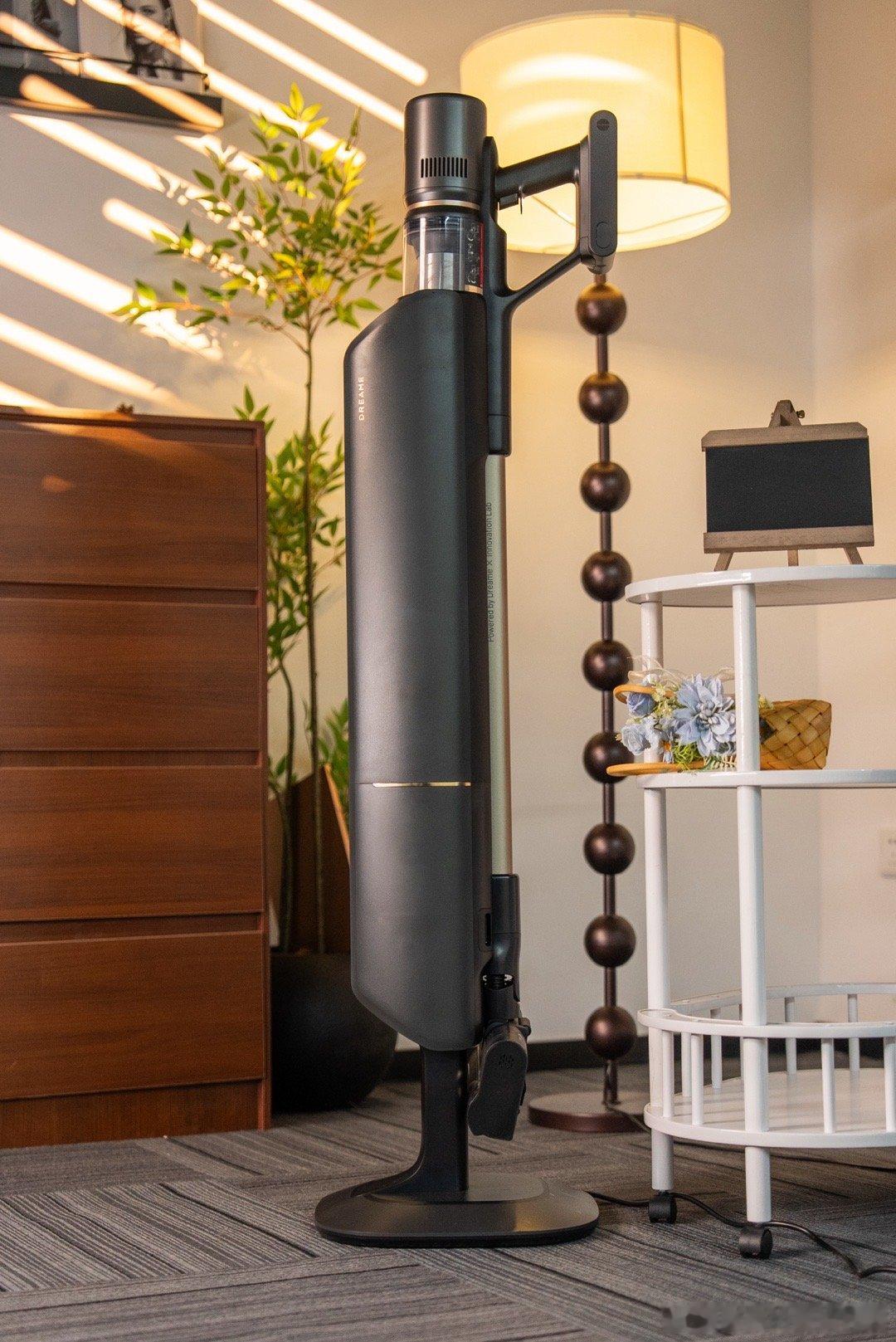 谁懂工作室铺地毯的痛啊，普通的扫帚根本扫不干净地毯上的脏东西，小型扫地机器人功率