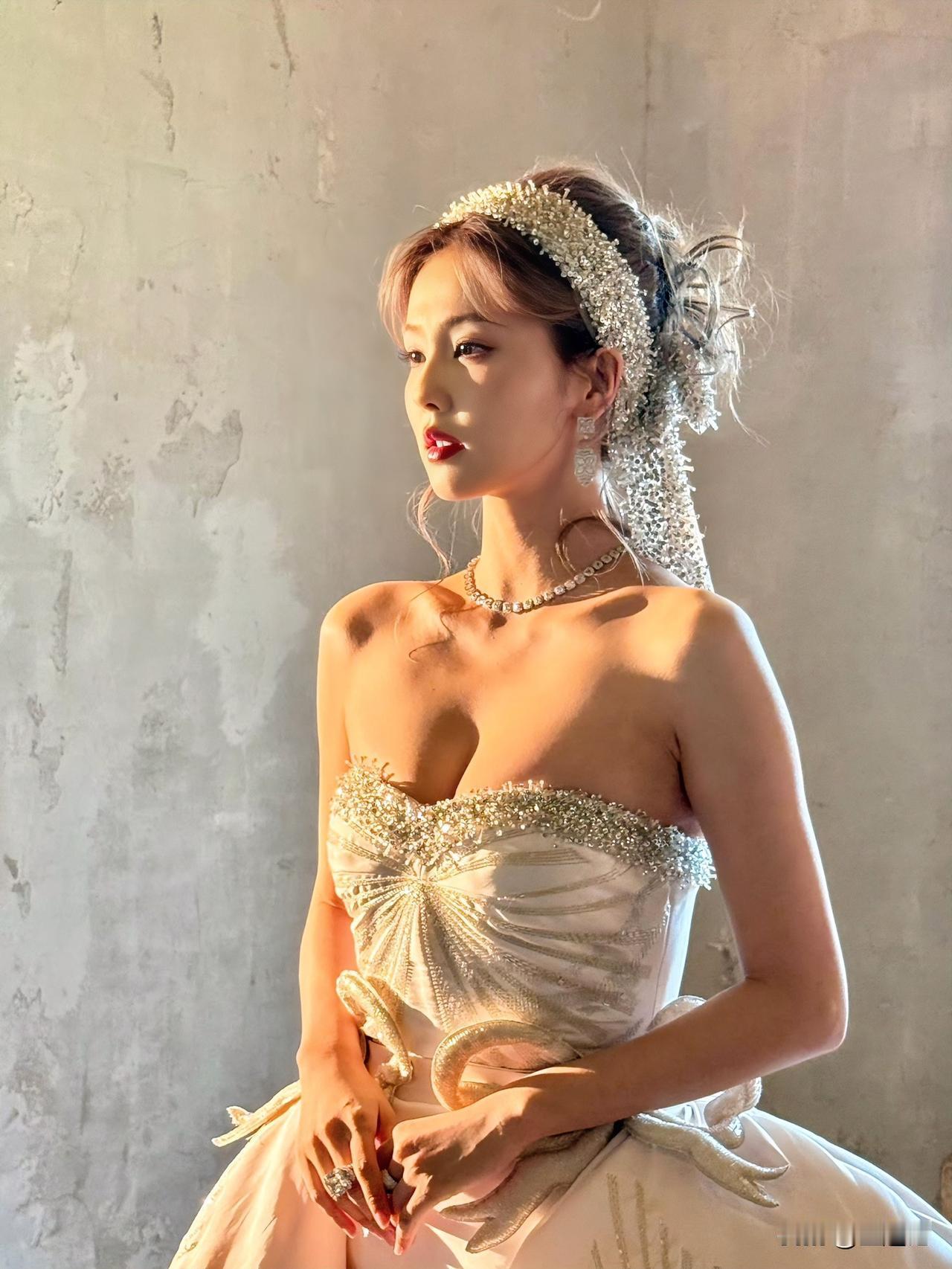 褪去搞笑女标签，这样优雅的白鹿你们见过吗？