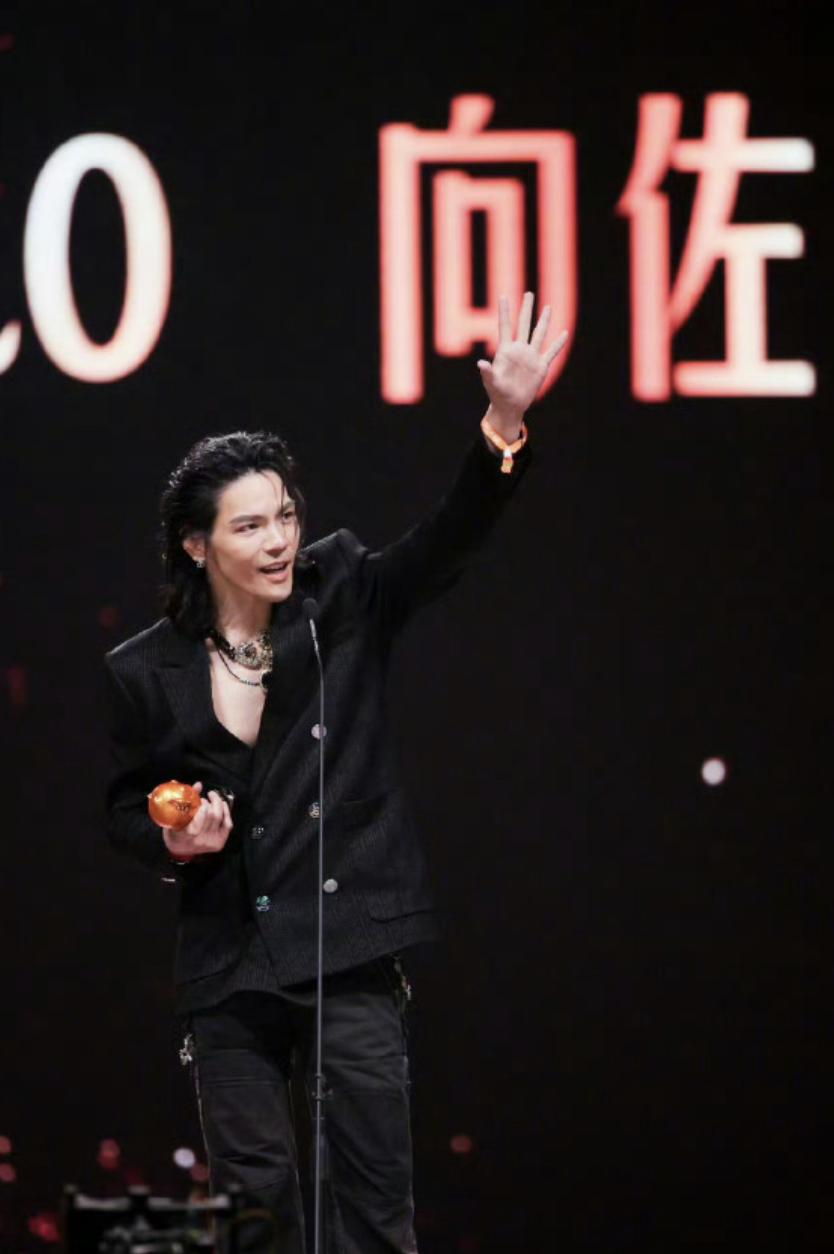 向佐喊话支持星爷的电影《功夫女足》，这确实让人没想到！

毕竟当初他爸和周星驰可