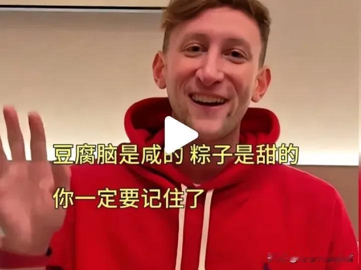 美国小伙埃文吃上豆腐脑！阳光洒满胡同的那个清晨，美国小伙埃文像个探险家一样，在胡