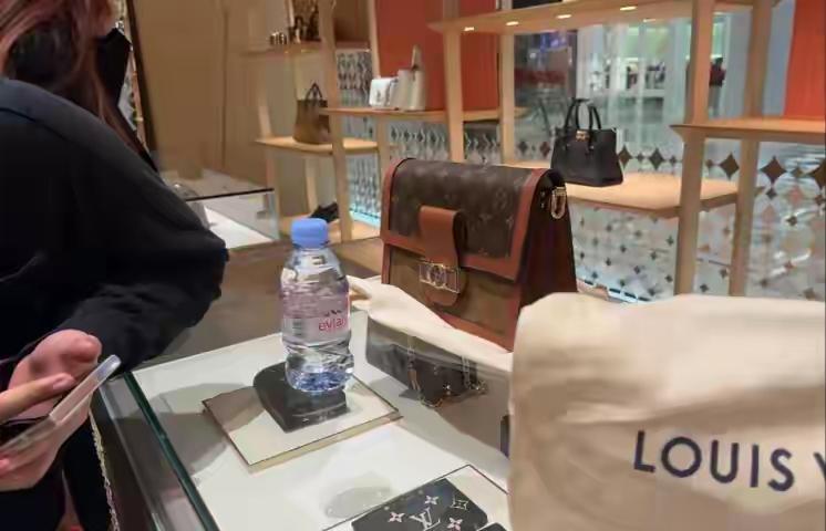 中国人不爱买奢侈品了？LV接连关掉多家地方门店，甚至彻底退出贵州，很多人直呼奢牌