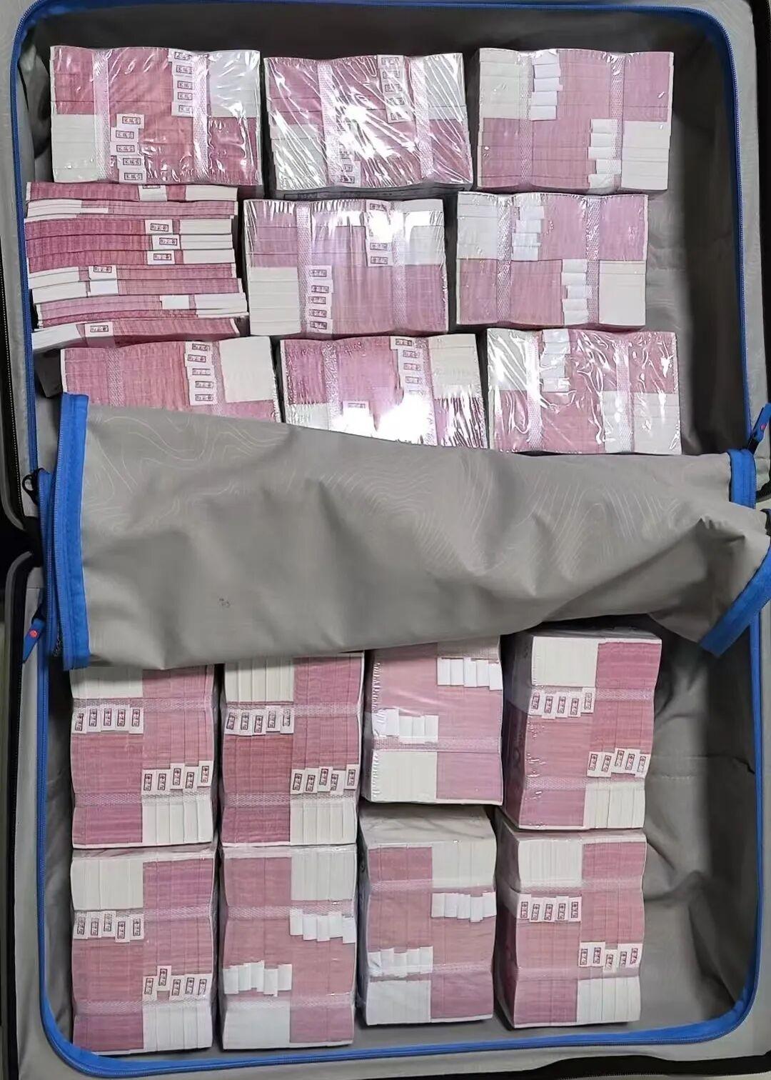 湖南醴陵82岁老人张大爷携带170万元“现金”去银行存款，柜员清点时发现全是练功