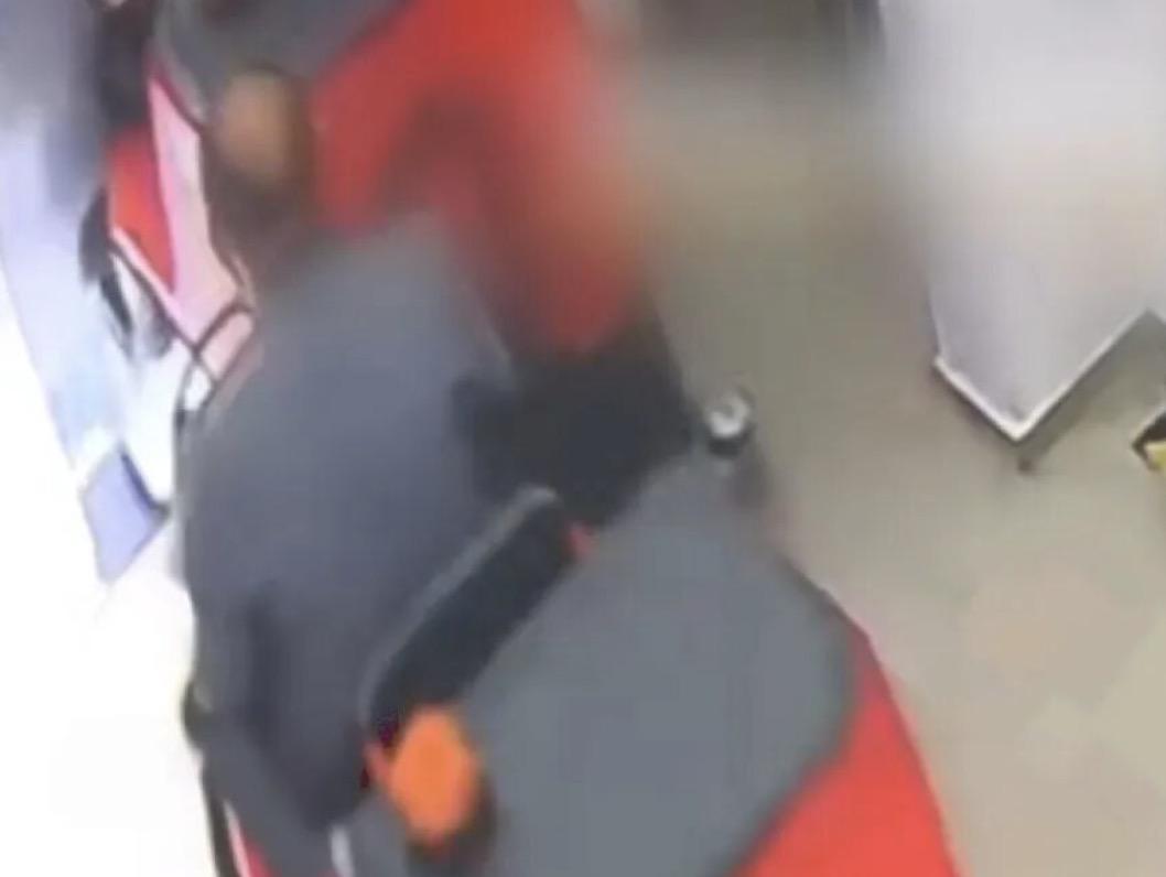 男子上班第一天就把同事，给撞下十几米深的电梯井，他非但是没有任何施救，而且还继续