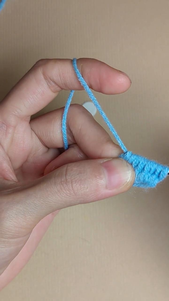手把手教你钩织这个小物件。
·用到的是四股棉线和2.5毫米的钩针。
·把钩针所在