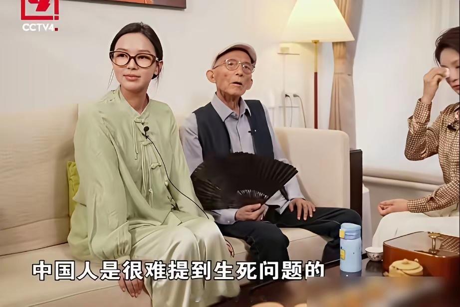 游本昌女儿说了一句死了就死了，主持人当场破防，老头就在旁边听着，一声没吭。 游思
