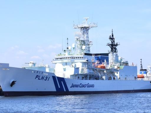 日本海上保安厅的巡逻船为躲台风“巴威”，驶入了台湾海峡。这看似是一次人道避险，但