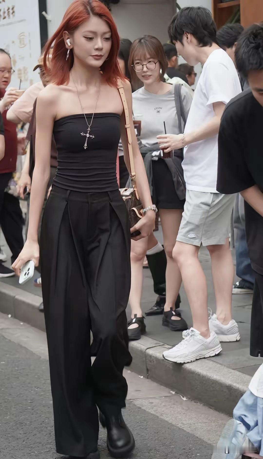 都市时尚穿搭指南：红发少女街头漫步