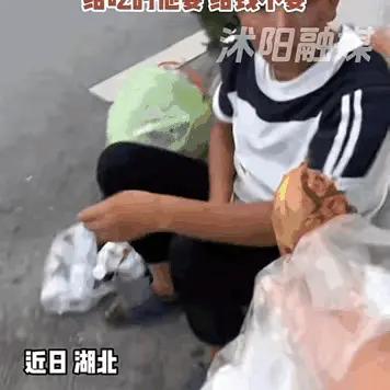 看哭了！云南昭通，老人独自在医院看病没钱吃饭，带一盒冷饭进饭店。突然他跟店主说: