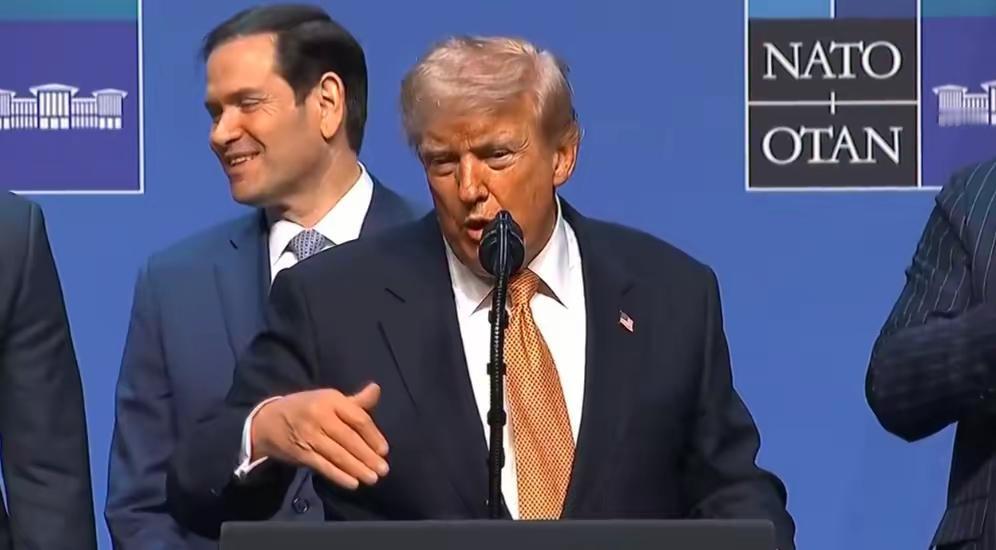 记者：“上个月你说伊朗领导人是非常理性的人，很容易打交道，强大且聪明。今天你说他