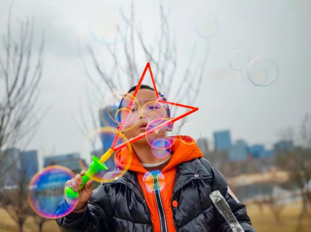 #发现成都春天的光感#春日暖阳，紫藤绽放。成都的春天，光影斑驳，充满层次美感。让