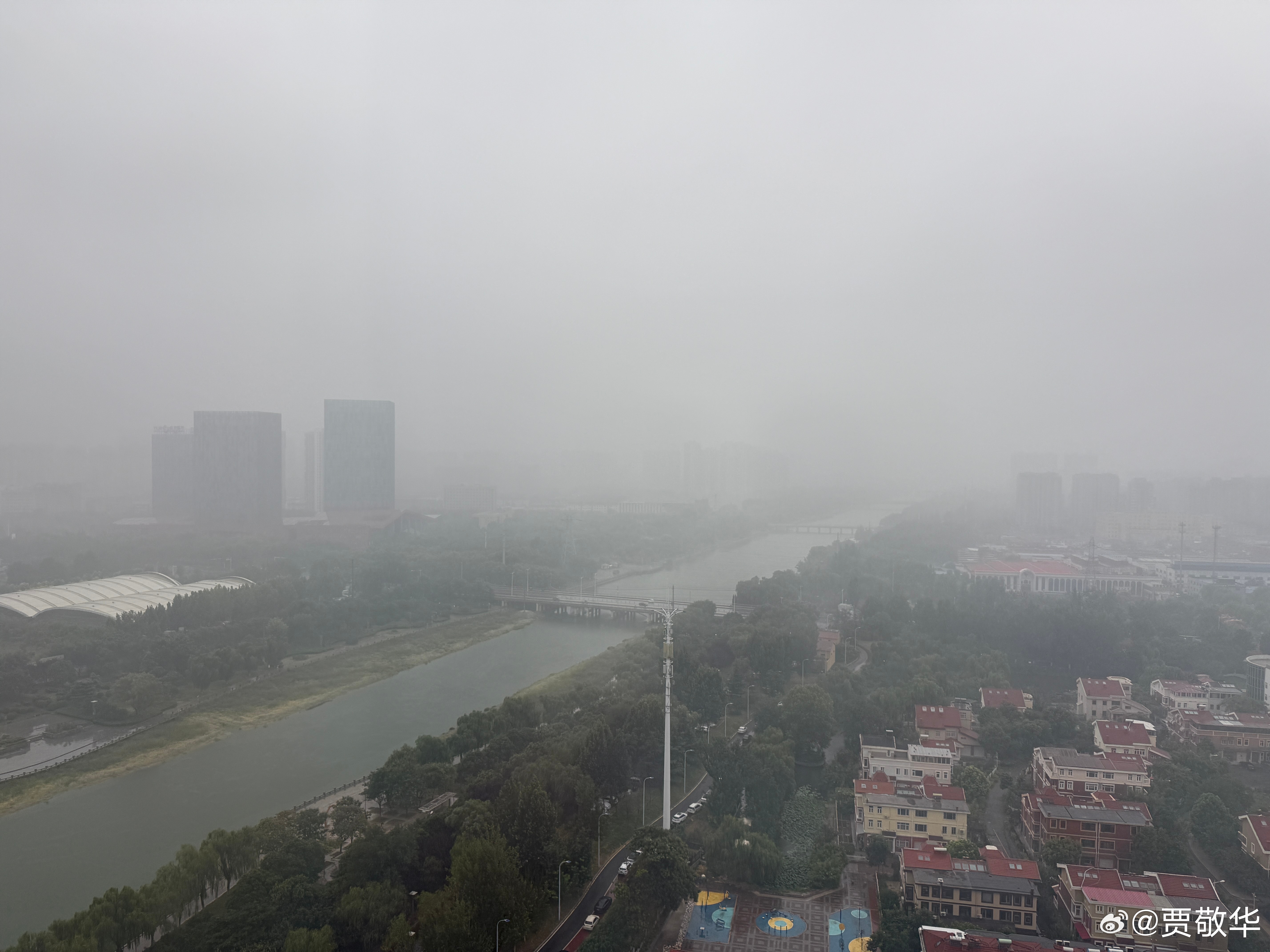#每天早起打卡# 终于下雨了，这种烟雨蒙蒙的感觉还是很好的。起床，搬砖去！ ​​