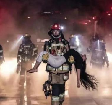 何润东为什么能够再火？当人类有危机感的时候，更加欣赏有力量感的男人。
经济飞速发