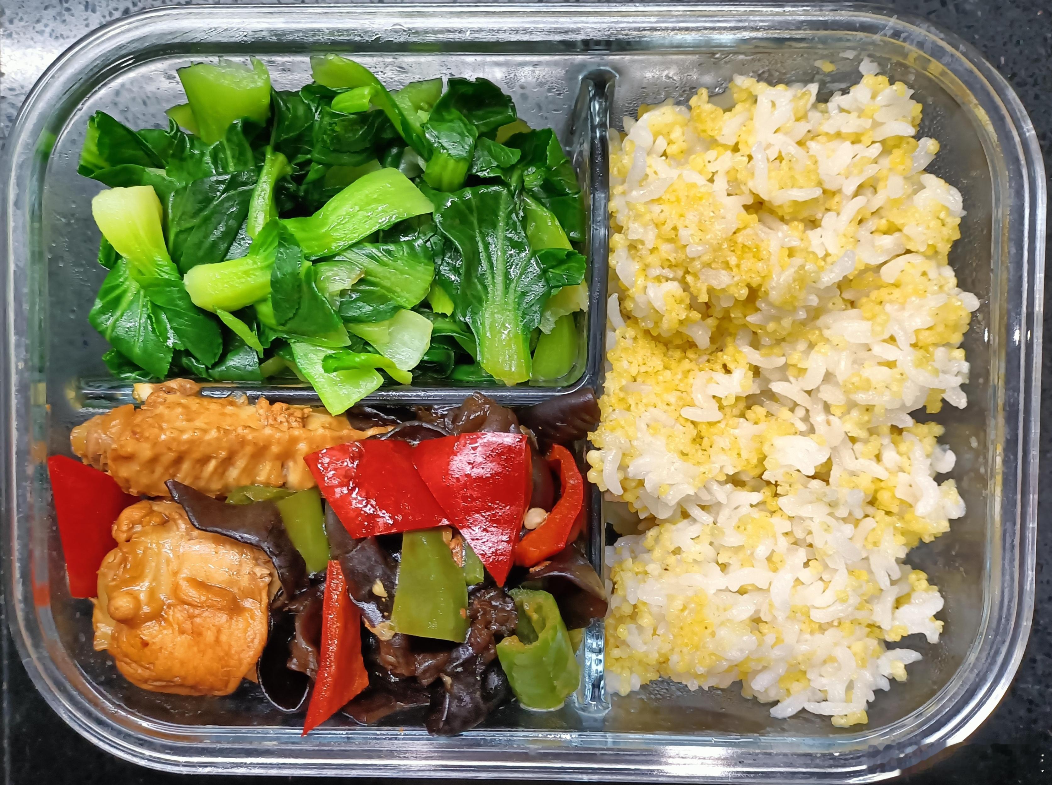 #儿子的午餐##这个问题吃什么# 小米大黄米大米饭，鸡翅(翅根+翅中)木耳辣椒，