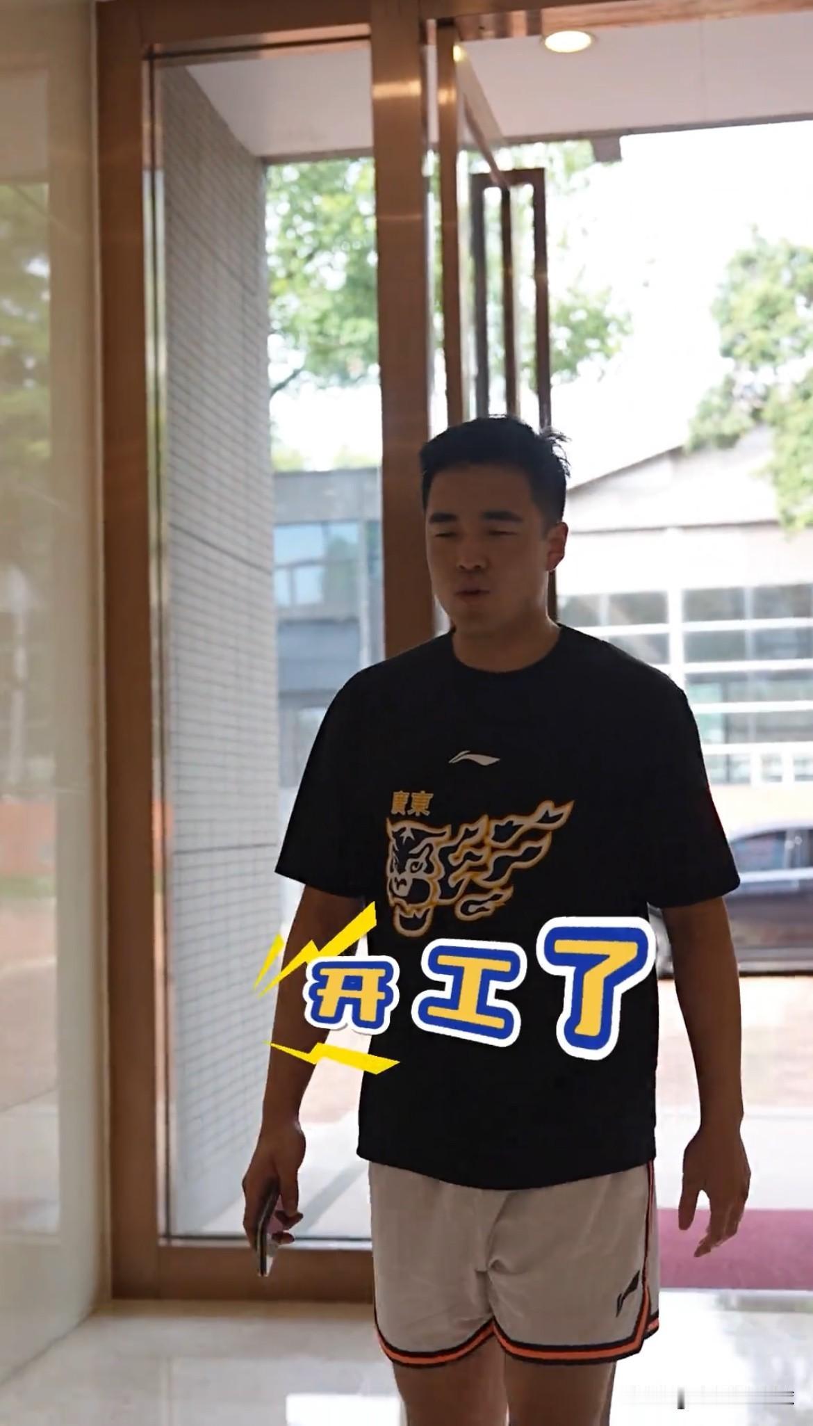 广东宏远夏训最新消息：神射手打破转会谣言！
广东宏远男篮昨日发布夏季训练视频，张