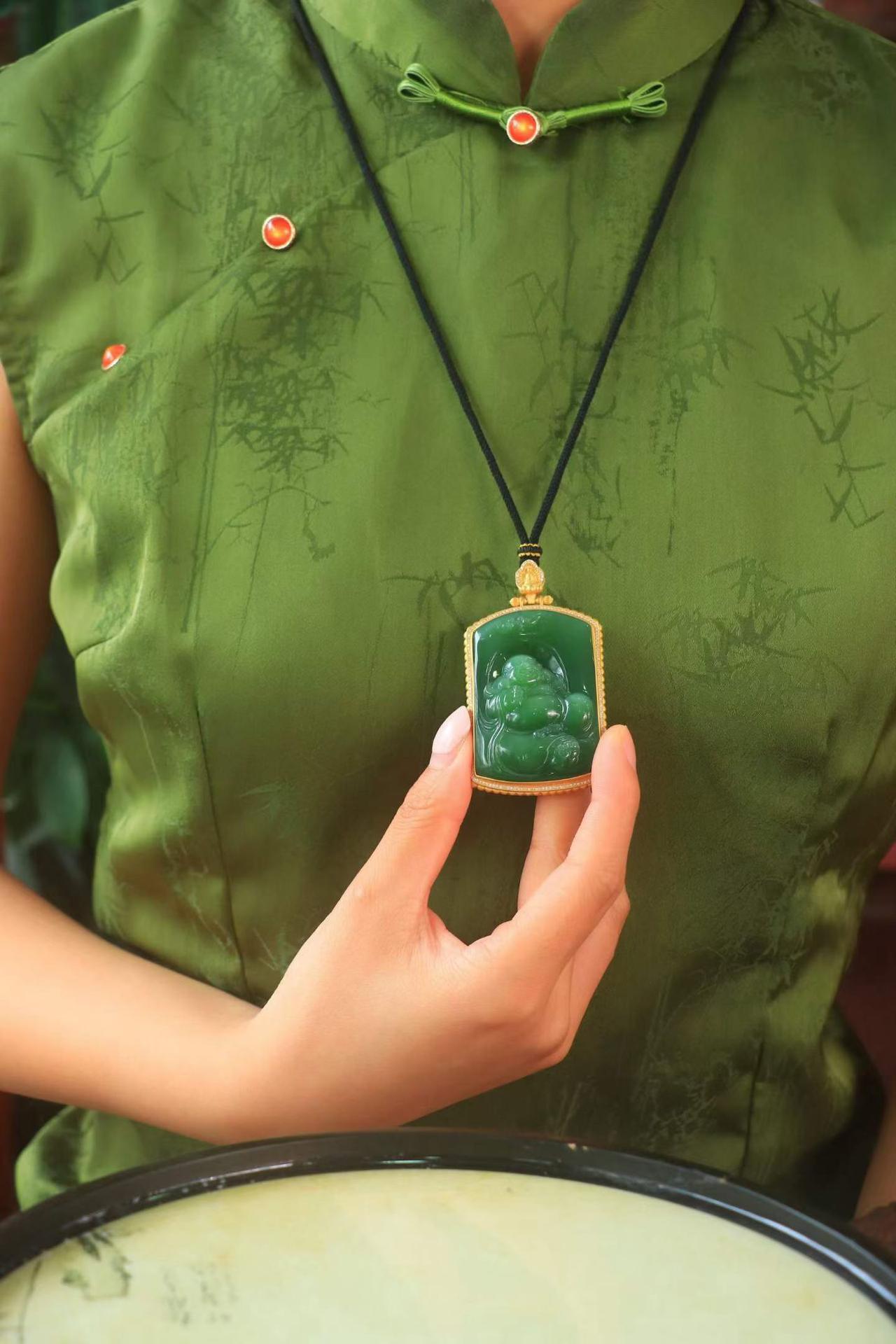 收藏〈金镶玉.弥勒笑佛〉

精品🍀和田玉碧玉猫眼弥勒佛挂件，玉质温润细腻，油性