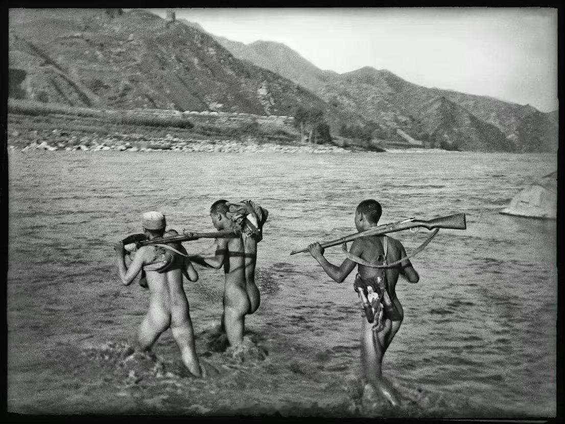 1939年，易县。八路军泅渡拒马河，准备袭击紫荆关的鬼子。那时没桥，穷人泅渡过河