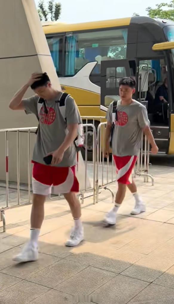中国男篮中国男篮 来自pyq现场，男篮踩场训练，19人全部都来了，不过看有的球员