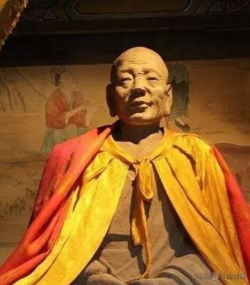 1996年，山西一名村民在寺庙打扫时，靠着佛像睡着了，醒来后，他发现自己不小心把