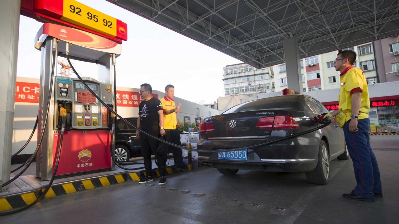 油价本月23号24点又要涨了。每箱油多花100元，这不是个小数字。对于经常开车通