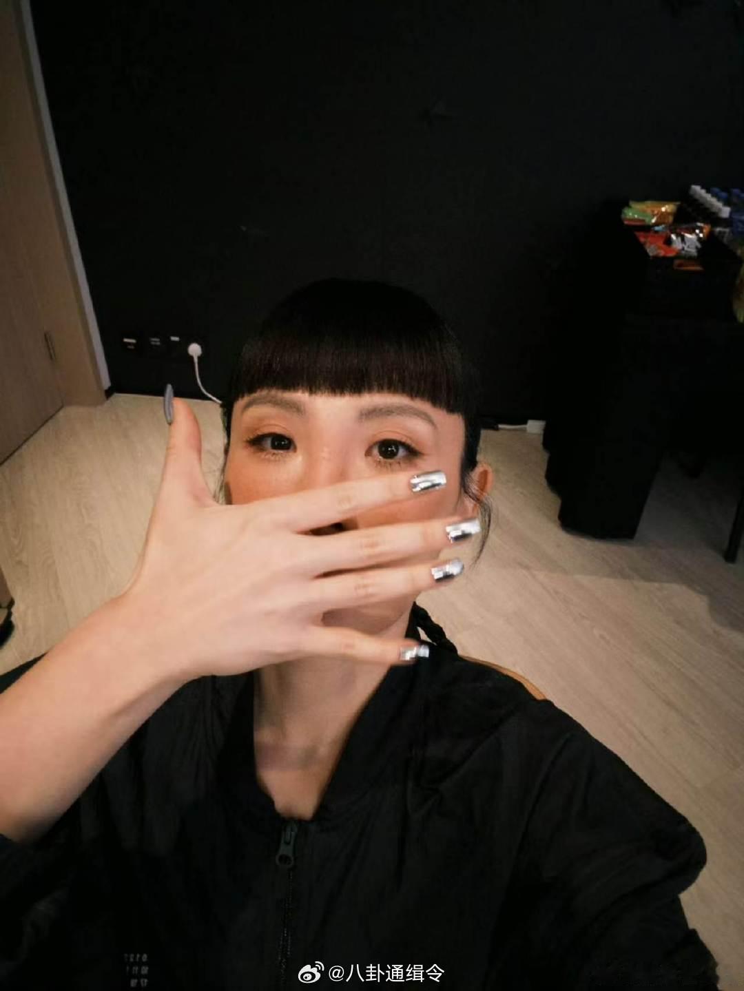 歌手直播魏如萱说王菲是无可取代的歌手直播里魏如萱真情流露，坦言从小痴迷王菲，不管