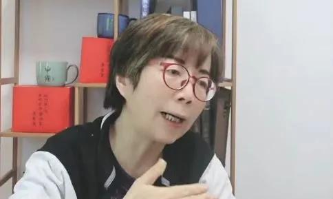 主席黄国昌窜访美国，称要去谈军购，媒体人黄智贤今日大酸，“要不要脸？逃兵的男人要