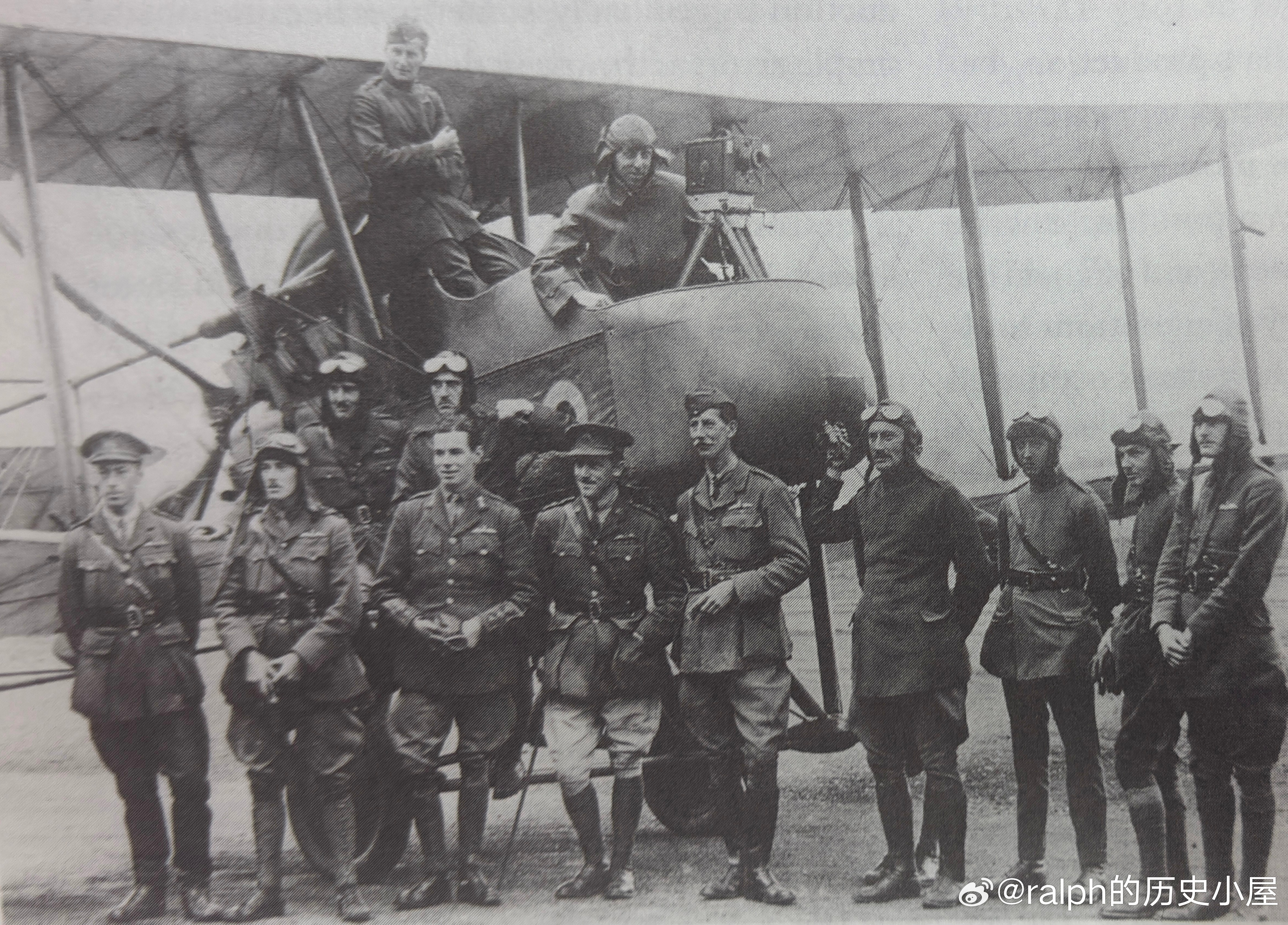 一批从英国陆军借调至皇家飞行队的军官飞行员混编队，其中部分持有飞行员资格证书，另