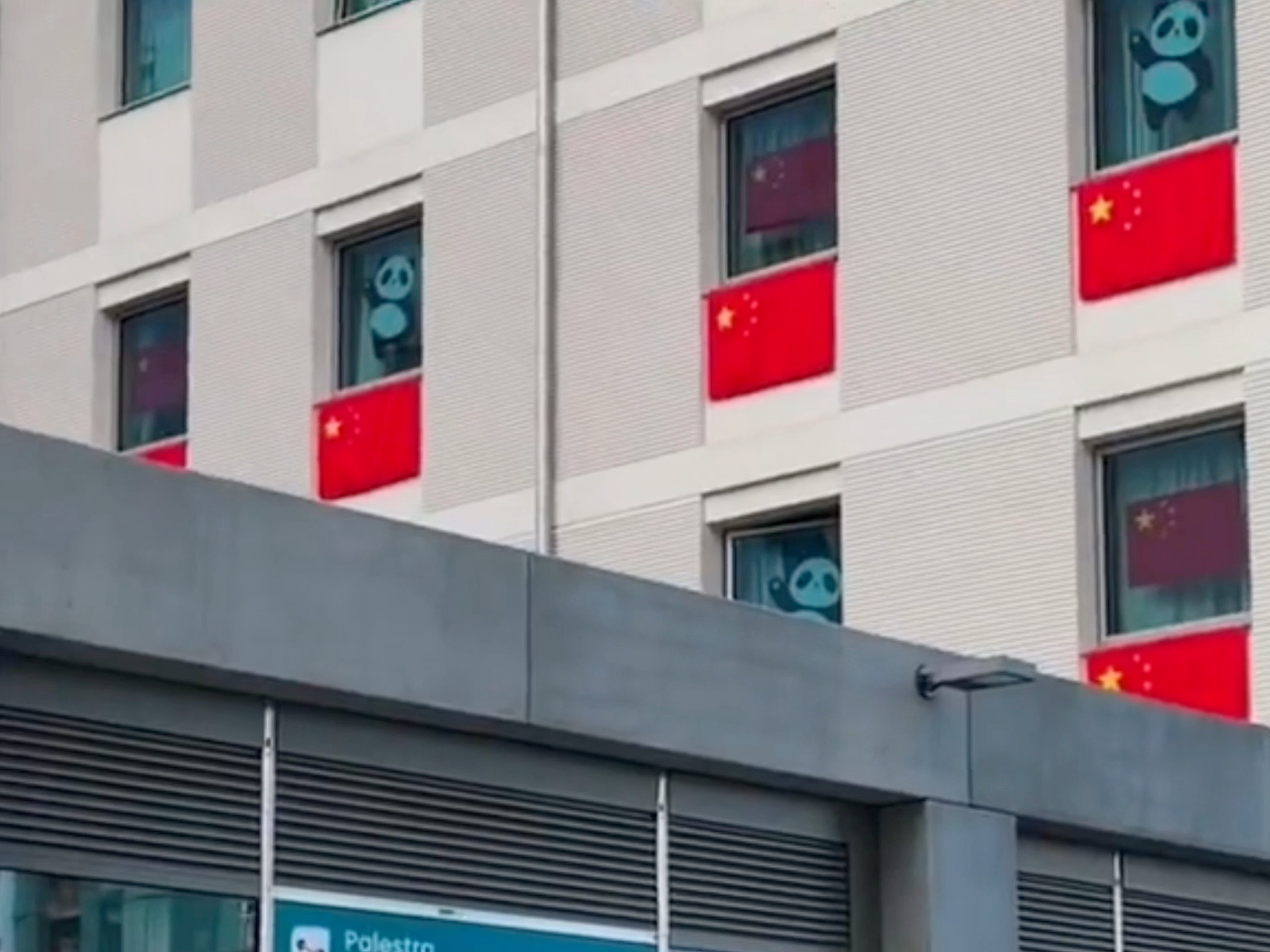 米兰冬奥村挂起五星红旗一起给运动健儿们加油🇨🇳🐼中国大熊猫亮相米兰冬奥村