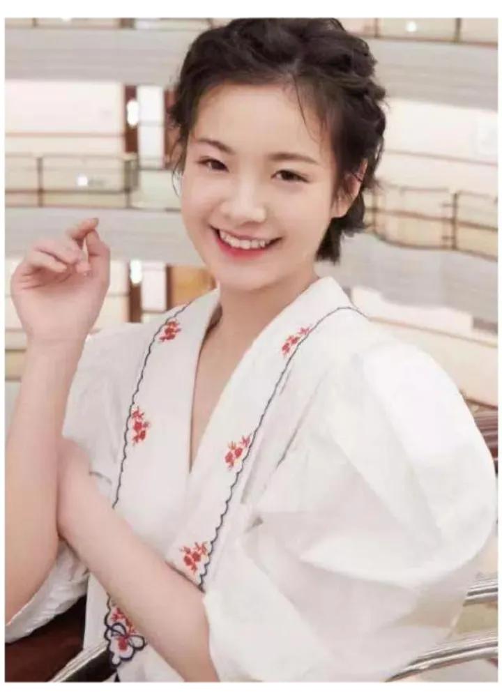 李庚希金鸡奖封后引热议：荣誉背后的质疑与挑战

李庚希在金鸡奖上荣膺影后，这本应
