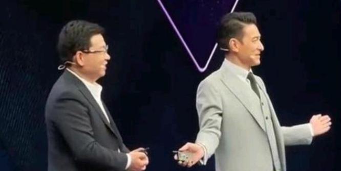 有点尴尬啊……作为华为非凡大师品牌大使的刘德华，全程状态沉稳又接地气。在和余承东