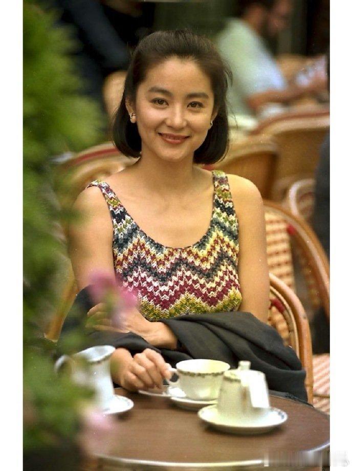 很伟大的一张脸！而且她每个年龄段都有不同年龄段的美和风格美和善是同义词，林青霞女