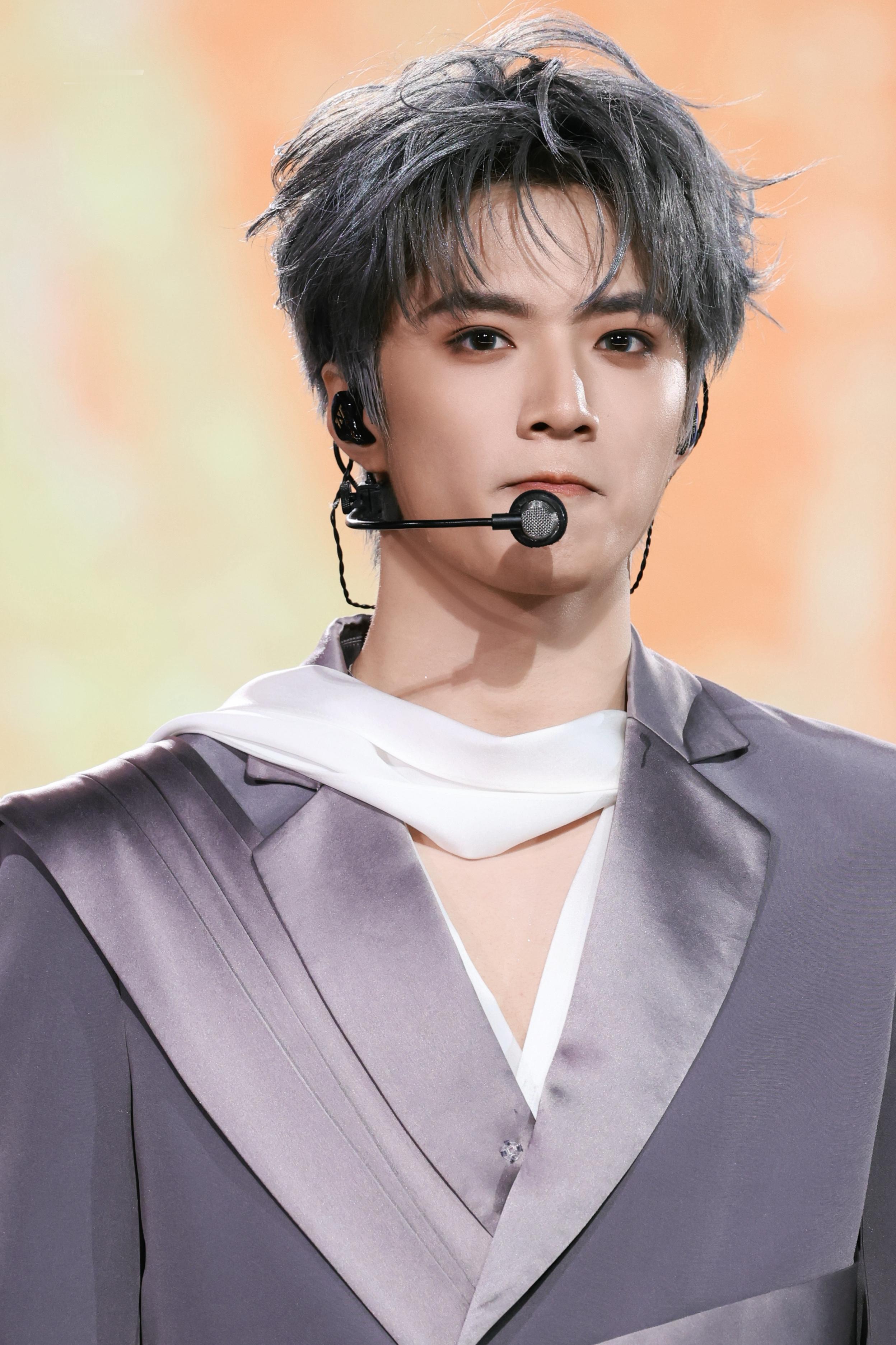 这个耀文儿帅成这样想干啥