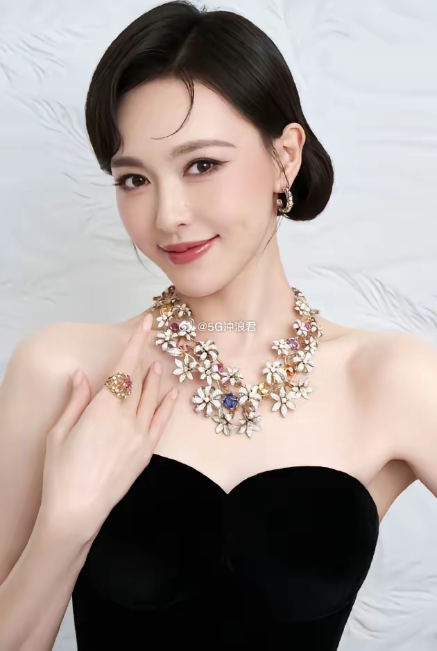 唐嫣网传新饼《铜色森林》！《铜色森林》是国民谍战片，女一番的谍战剧挺稀缺的，但是