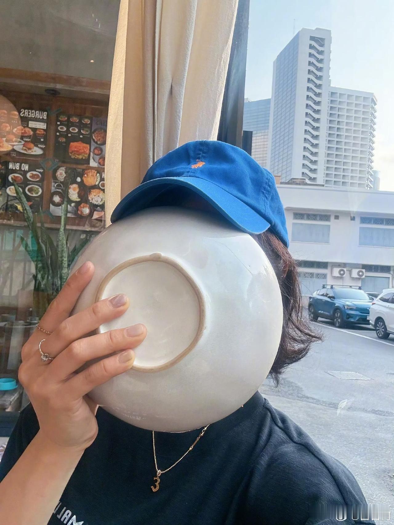常有人说手是女人的第二张脸！

瞧瞧白百何的手，

就晓得她当初吃回头草是个挺失