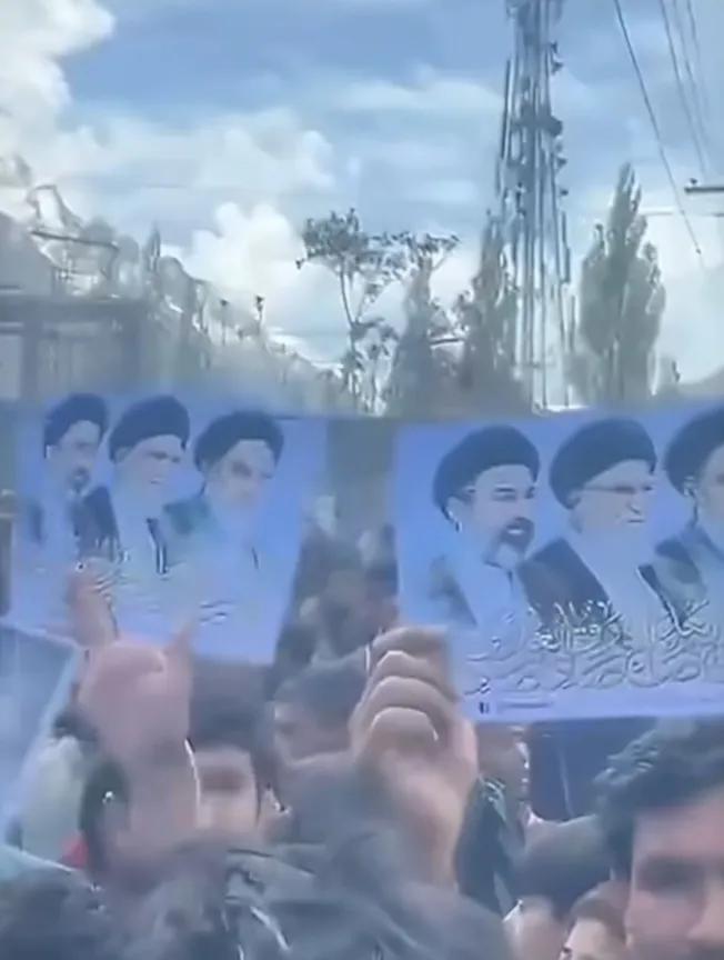 举着伊朗三代最高领袖头像的不是伊朗老百姓，而是巴基斯坦老百姓，很有可能是什叶派穆