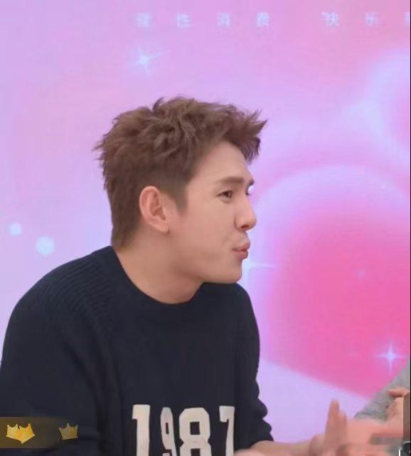 李佳琦自证没有啤酒肚 针对啤酒肚相关词条，李佳琦做出细致回应，起身动作让衣服进气