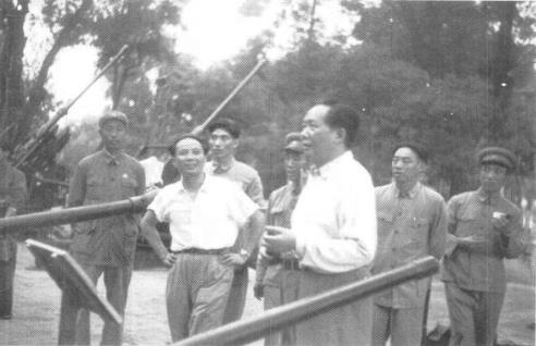 毛泽东在中南海观看武器装备(1950年)