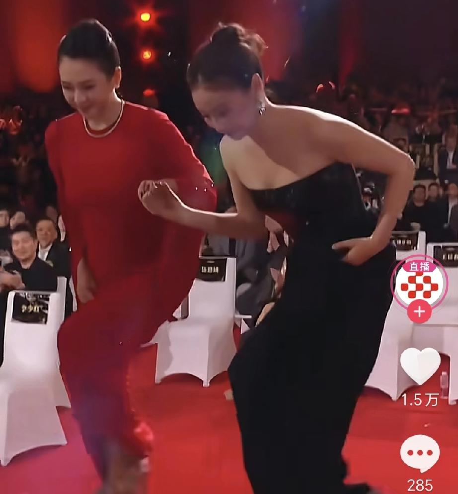 高叶说上台时，被绊了一下，还好章子怡扶住了她。她很感谢章子怡，不停地夸它，
高叶