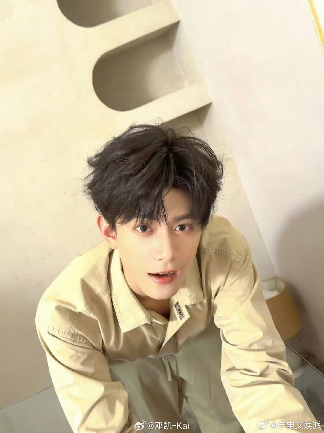 邓凯一些live和她拍 暖调光影里的少年感太戳人！卡其色衬衫衬得眉眼清俊，松弛又