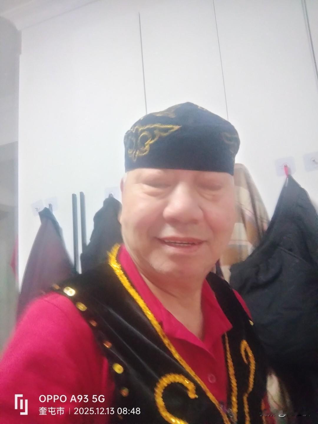 上联：昨夜清风梳绿柳，如何对下联今日阳光照大地