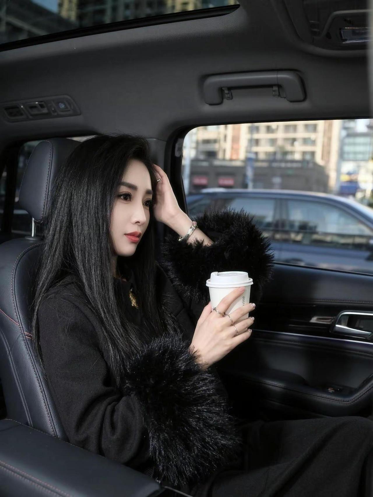 最近喜欢上了雪狼的歌！听了他的故事觉得我们的事都不是事！