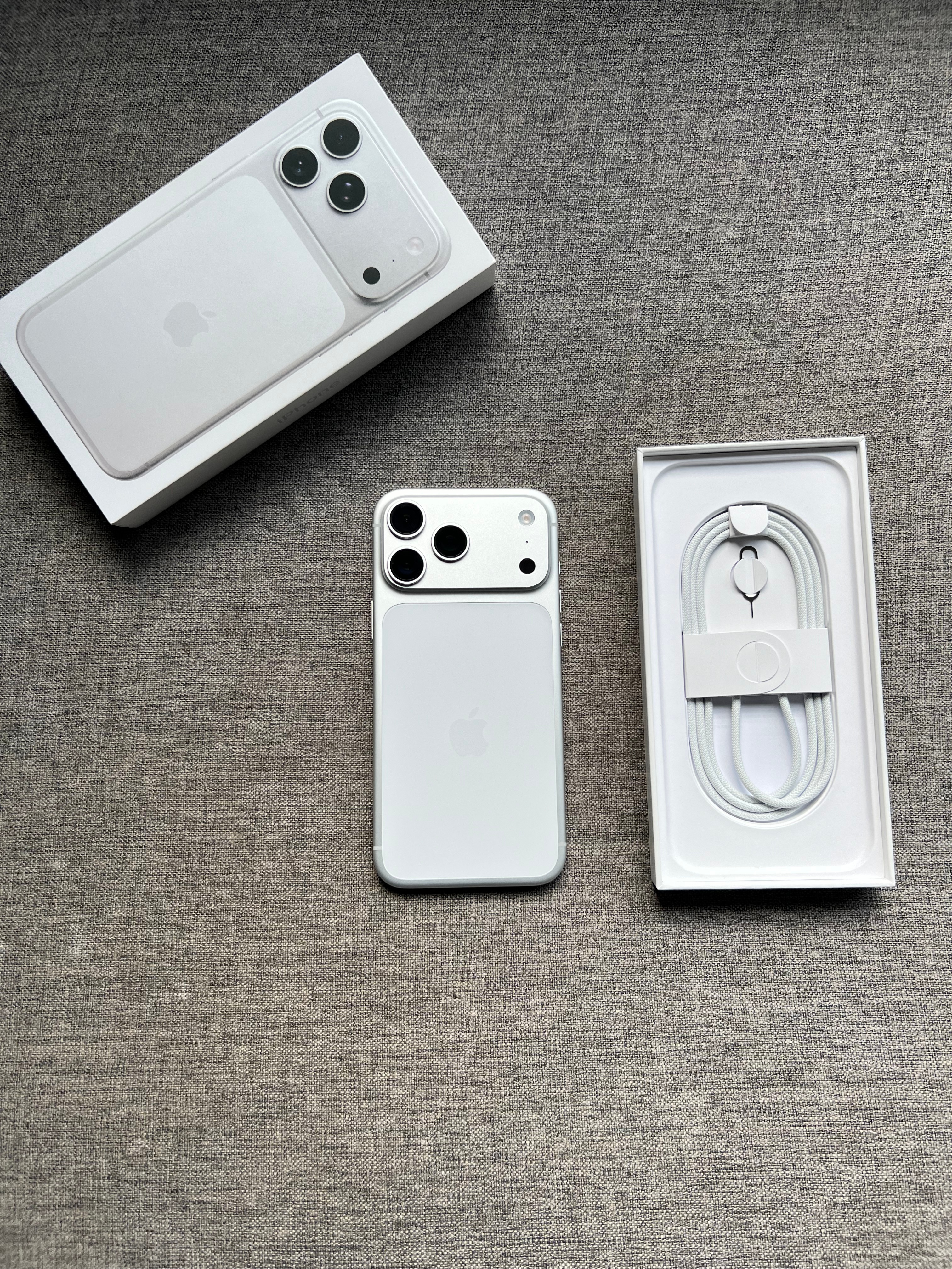 国行iPhone17 Pro Max 2TB银色，99新，盒子配件全套，仅使用一